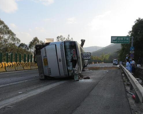 旅游大巴车侧翻致8人死亡25人受伤